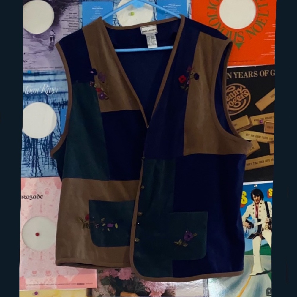🐿Brown and navy sweater vest🐿
